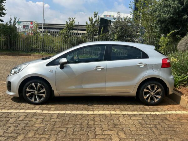 2015 SILVER KIA RIO HATCH - Image 3