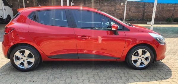 2015 RENAULT CLIO IV 900T MANUAL - Image 4