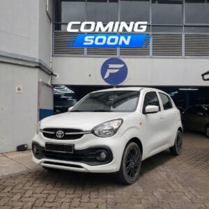 2025 WHITE TOYOTA VITZ