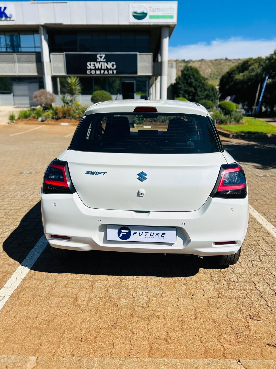 2025 WHITE SUZUKI GL + CVT AUTOMATIC - Image 2