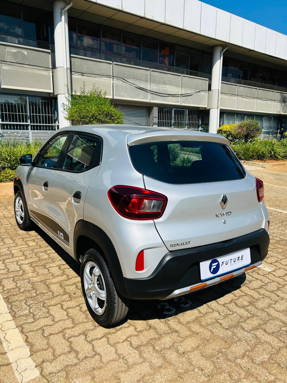 2022 SILVER RENAULT KWID 1.0 DYNAMIQUE MANUAL - Image 2