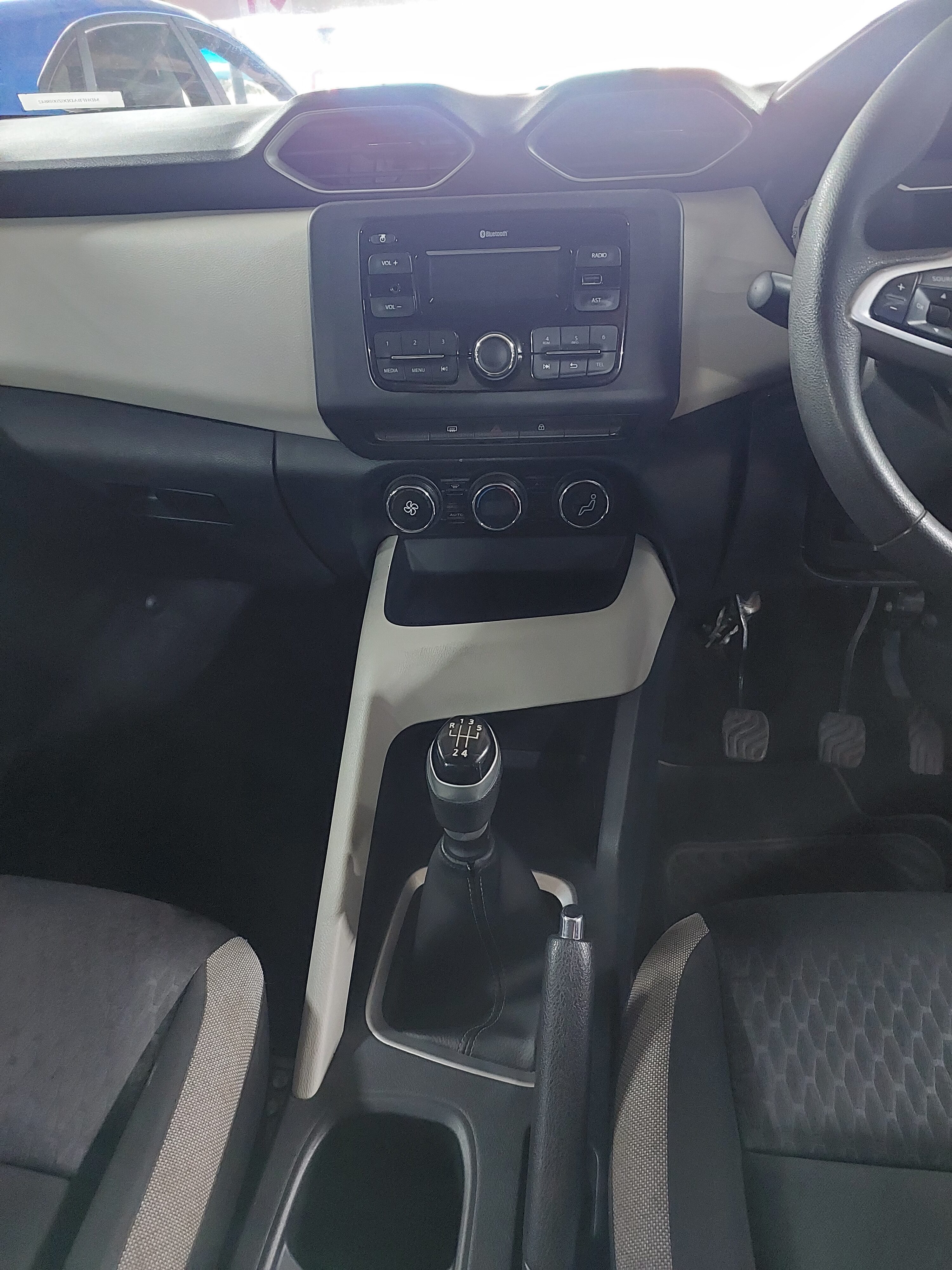2023 NISSAN MAGNITE VISIA, SILVER - Image 9